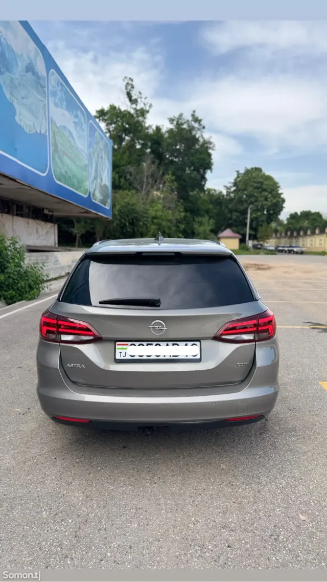 Opel Astra K 2017 · 1.6 AT