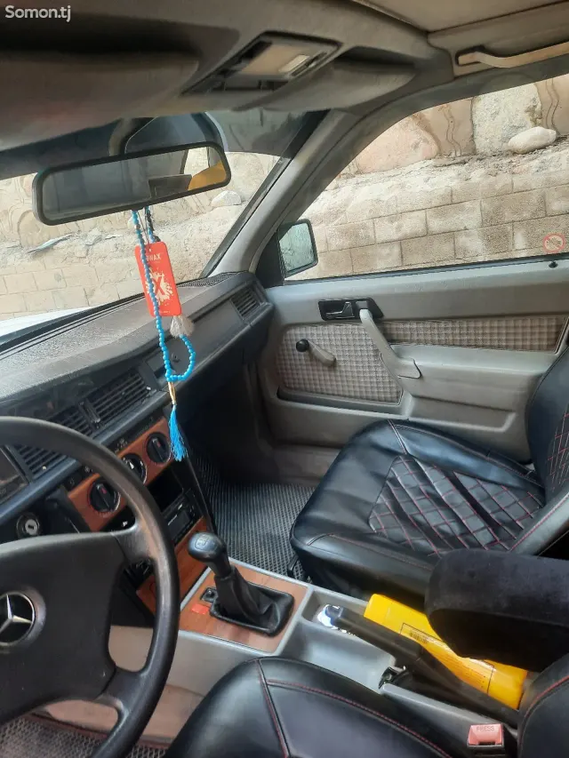 Mercedes-Benz W201 1991 · 2.0 MT