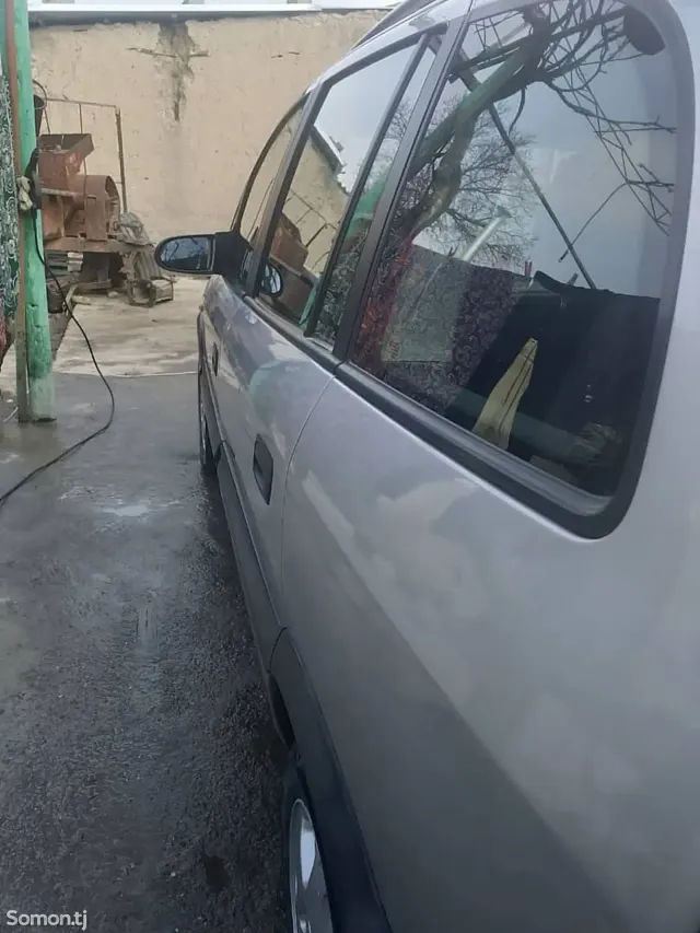 Opel Zafira 2000 · 1.8 MT
