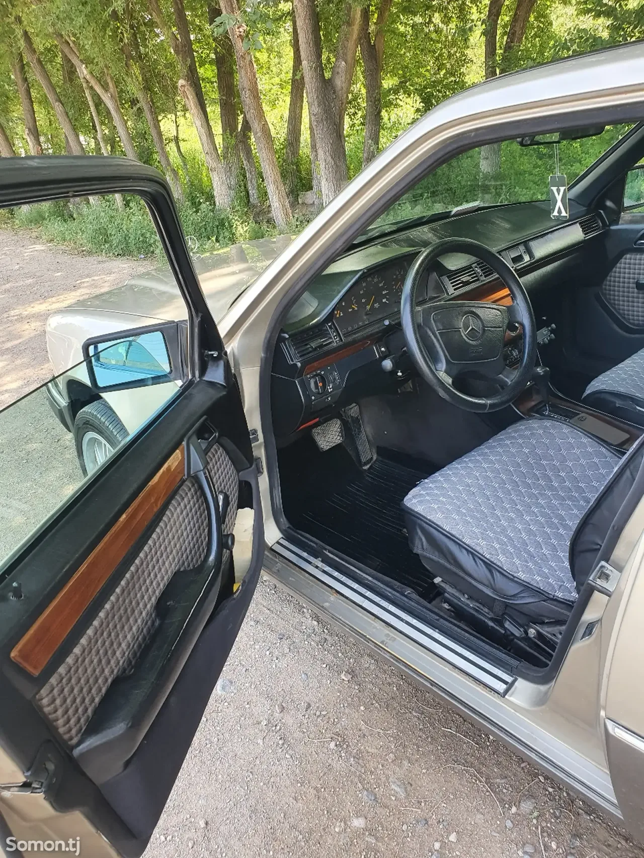 Mercedes-Benz W124 1993 · 2.0 AT