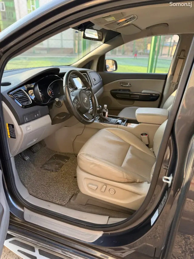 Kia Carnival 2016 · 2.2 AT