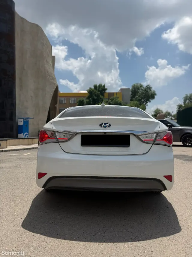 Hyundai Sonata 2013 · 2.4 AT
