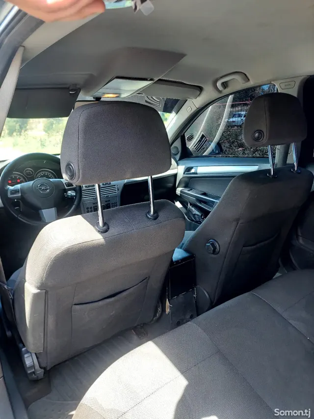 Opel Astra H 2009 · 1.4 MT