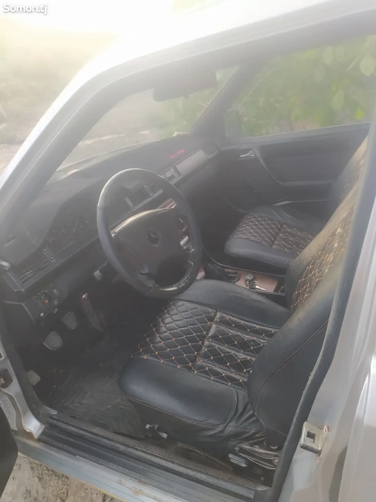 Mercedes-Benz W124 1985 · 2.0 MT