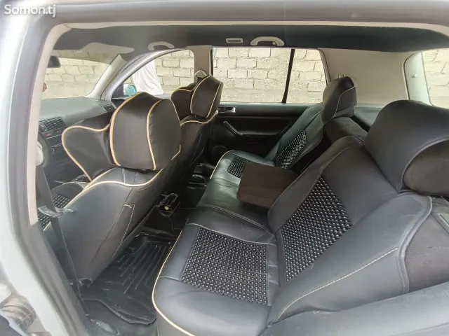 Volkswagen Golf 2002 · 1.6 MT