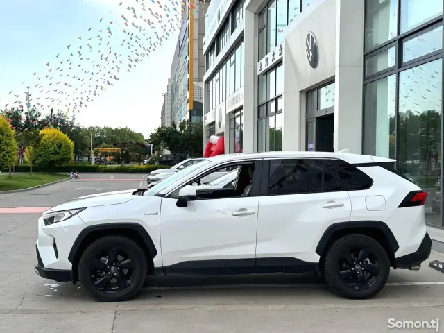 Toyota RAV 4 2021 · 2.5 AT