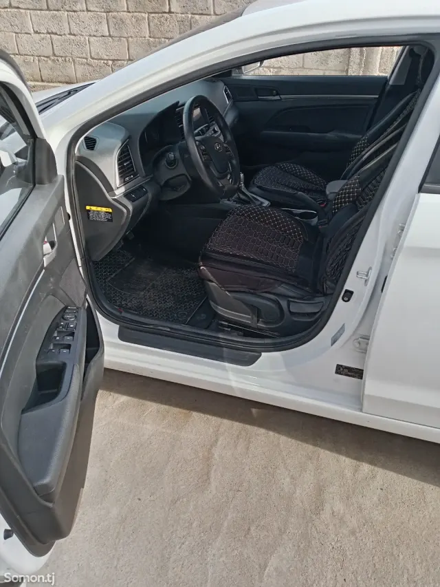 Hyundai Avante 2015 · 1.6 AT