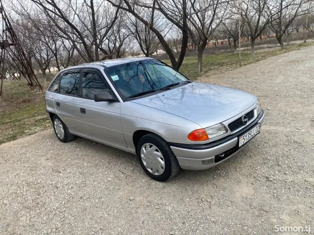 Opel Astra F 1993 · 1.6 MT