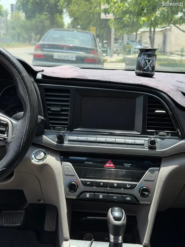 Hyundai Elantra 2017 · 2.0 AT