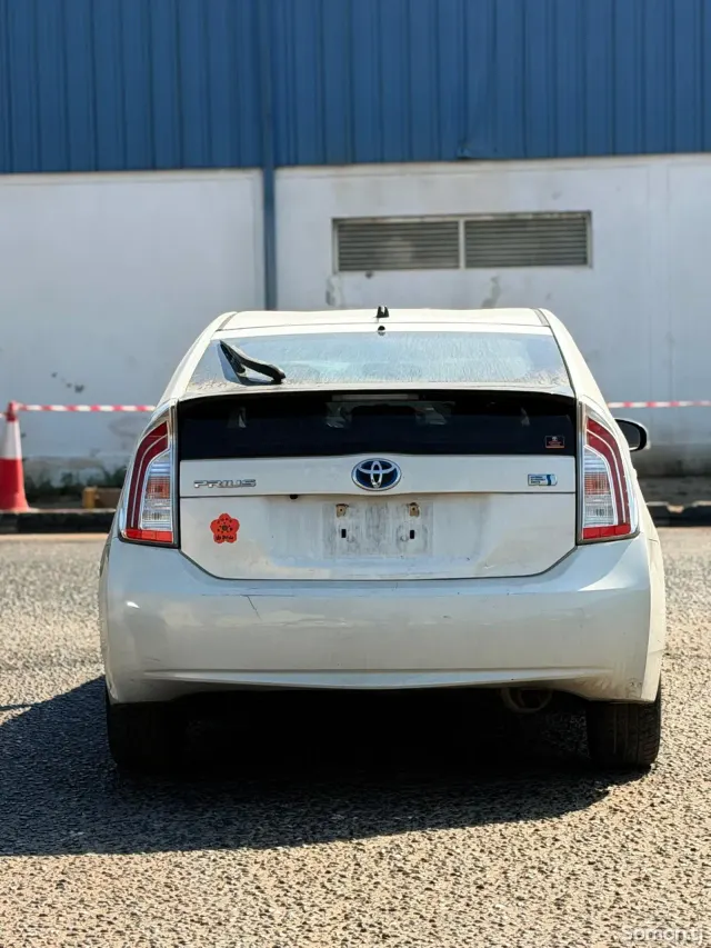 Toyota Prius 2015 · 1.8 AT