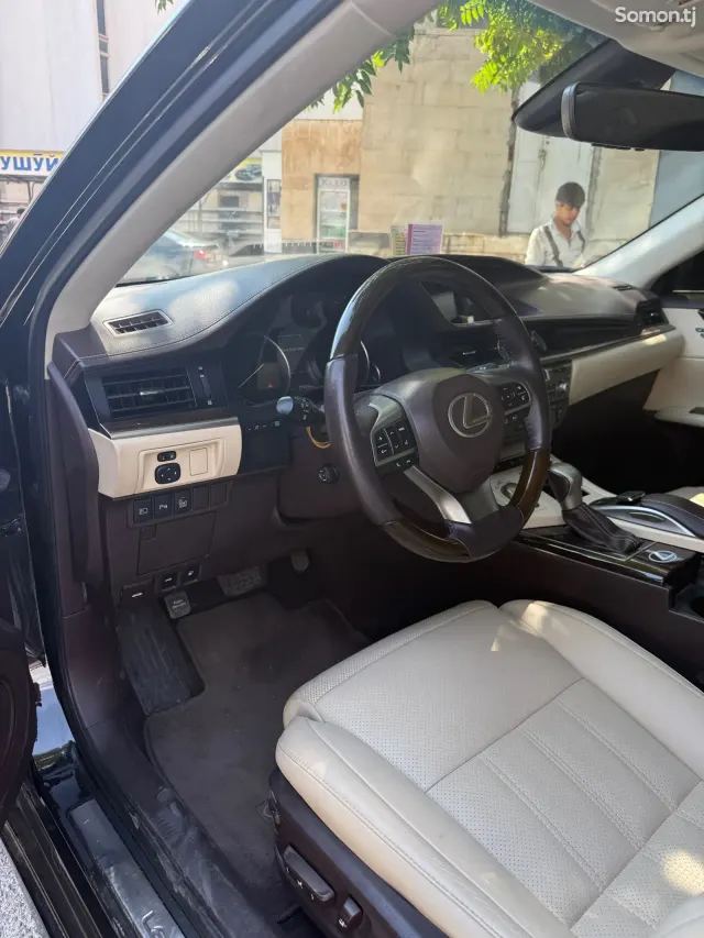 Lexus ES series 2016 · 3.5 AT