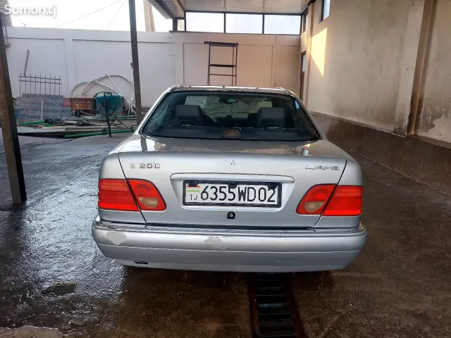 Mercedes-Benz E class 1995 · 2.0 AT