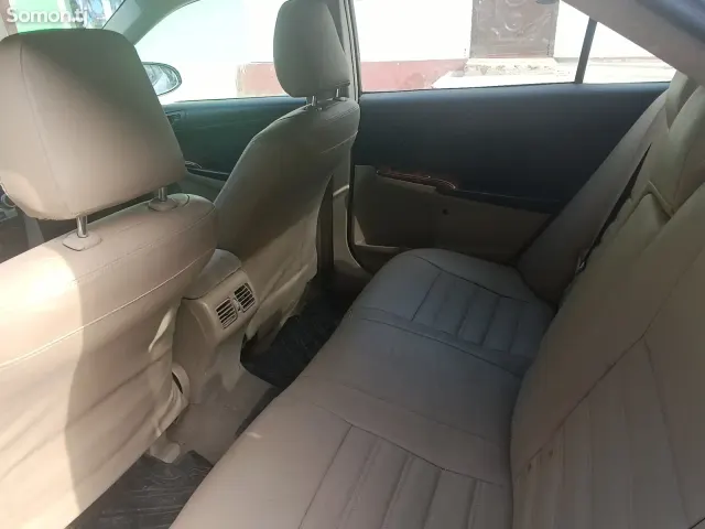 Toyota Camry 2012 · 2.4 AT