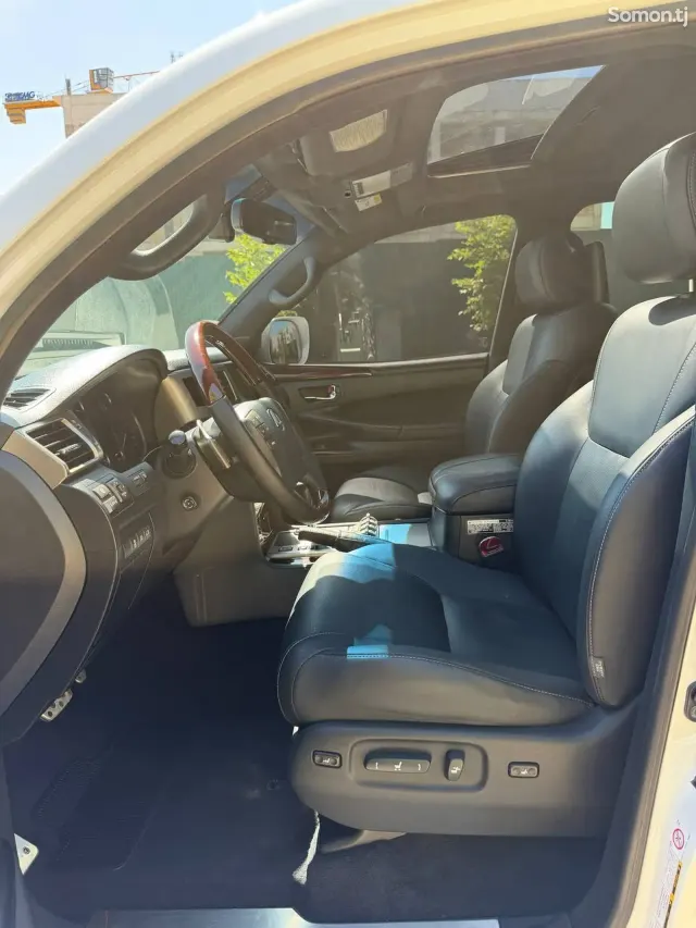 Lexus LX series 2015 · 5.7 AT