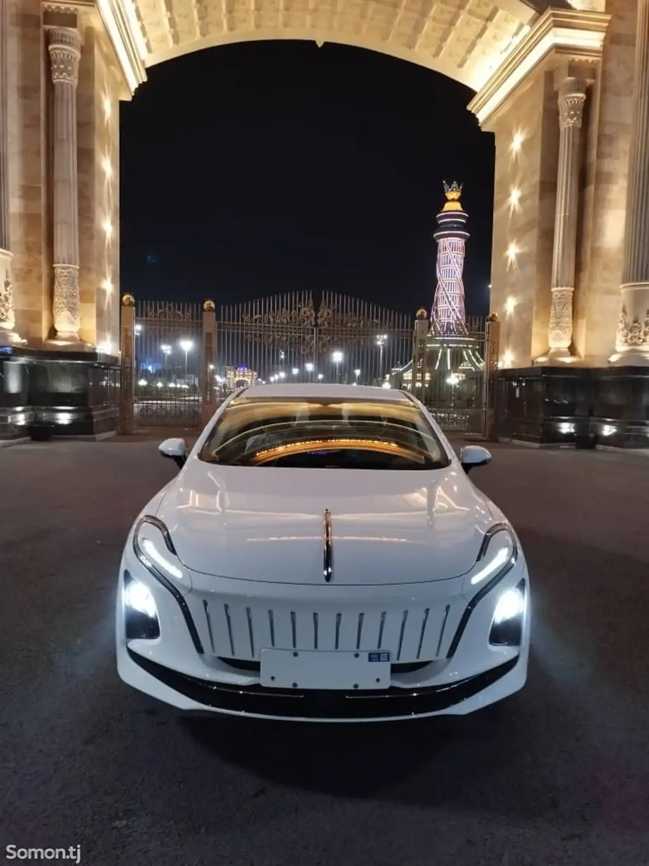 Hongqi E-QM5 2025 · AMT