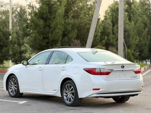 Lexus ES series 2016 · 2.5 AT