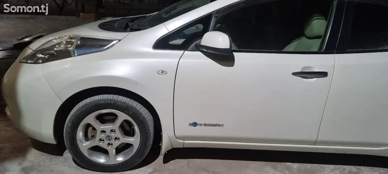 Nissan Leaf 2013 · AT