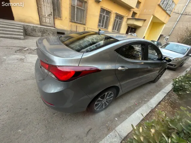 Hyundai Avante 2014 · AT