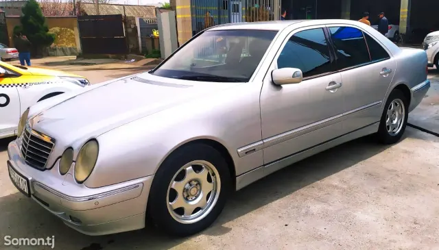 Mercedes-Benz E class 2001 · 3.2 AT