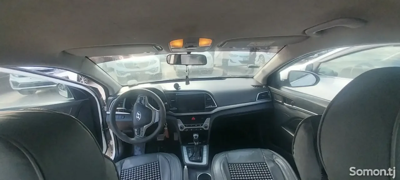 Hyundai Elantra 2018 · 1.6 AT
