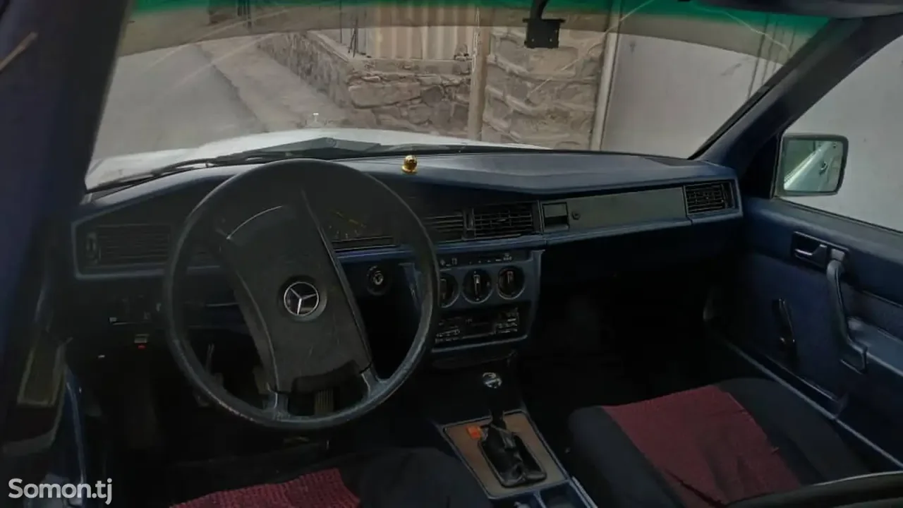 Mercedes-Benz W201 1991 · 2.0 MT