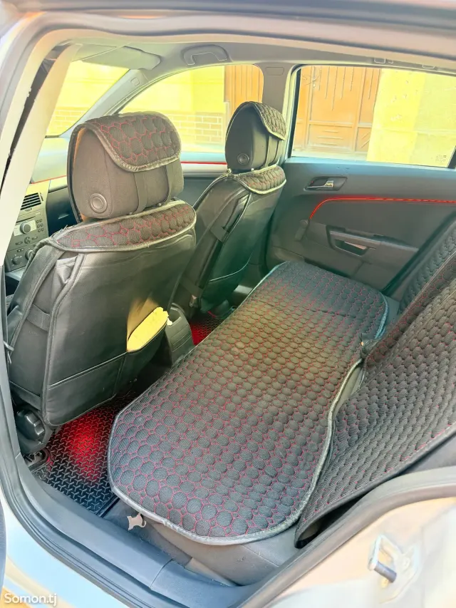 Opel Astra H 2006 · 1.6 MT