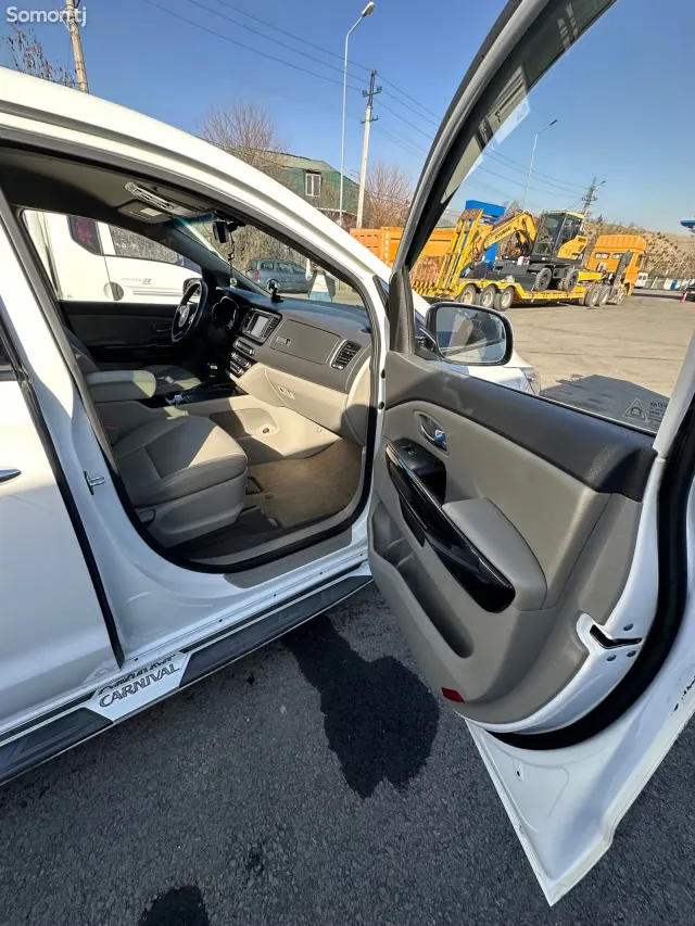 Kia Carnival 2017 · 2.2 AT
