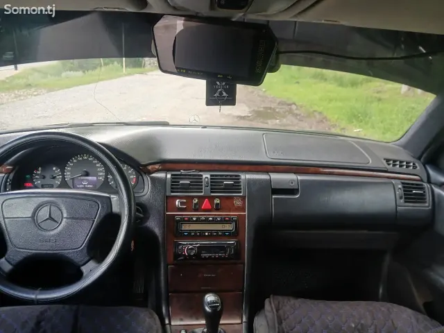 Mercedes-Benz E class 1999 · 2.0 MT