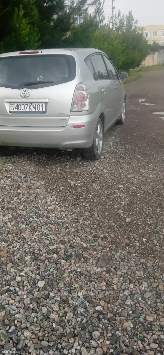 Toyota Avensis Verso 2006 · 2.2 MT