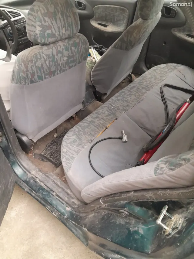Daewoo Lanos 1994 · 1.6 MT