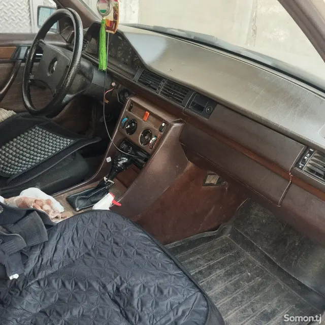 Mercedes-Benz E class 1989 · 2.4 MT