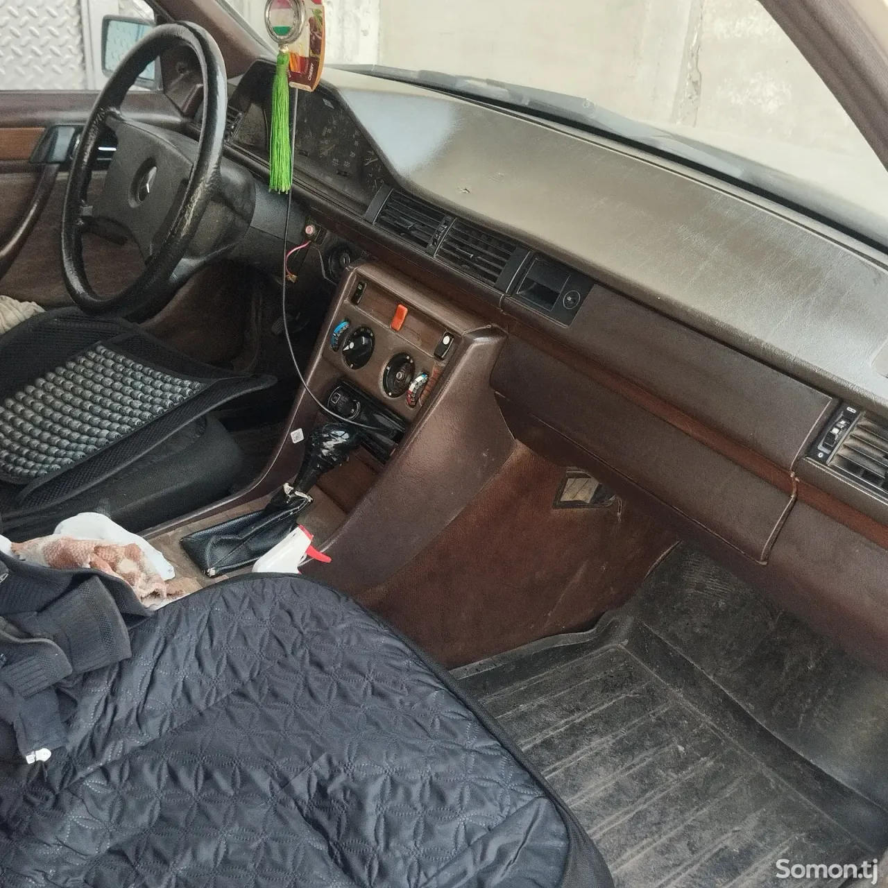 Mercedes-Benz E class 1989 · 2.4 MT