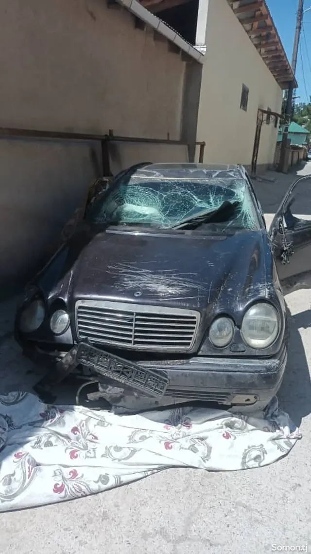 Mercedes-Benz E class 1996 · 2.3 AT