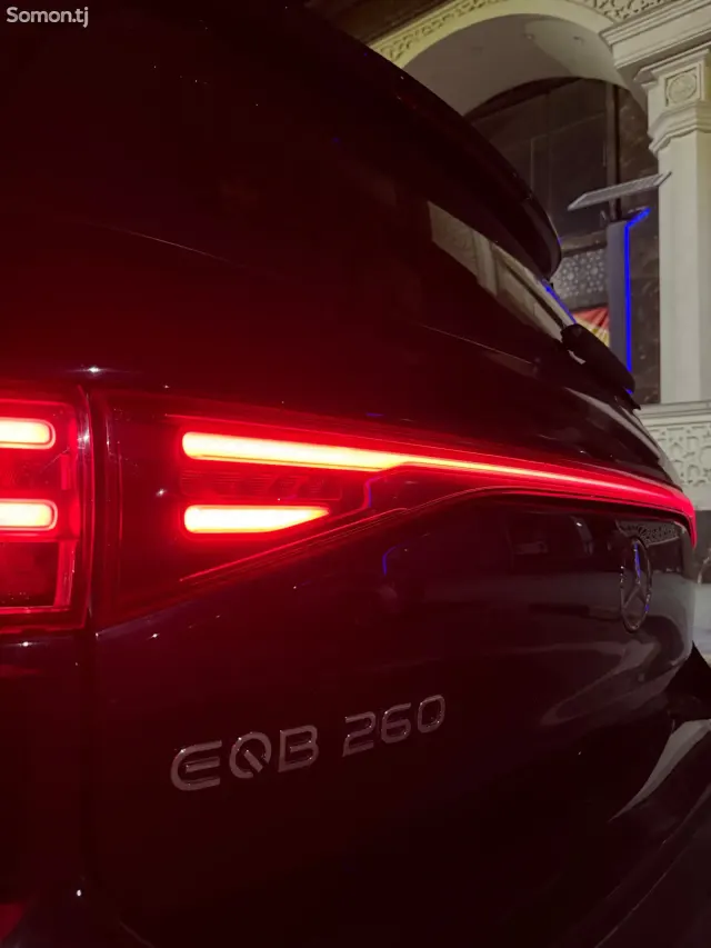Mercedes-Benz EQB 2025 · AT