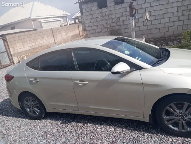 Hyundai Elantra 2018 · 2.0 AT
