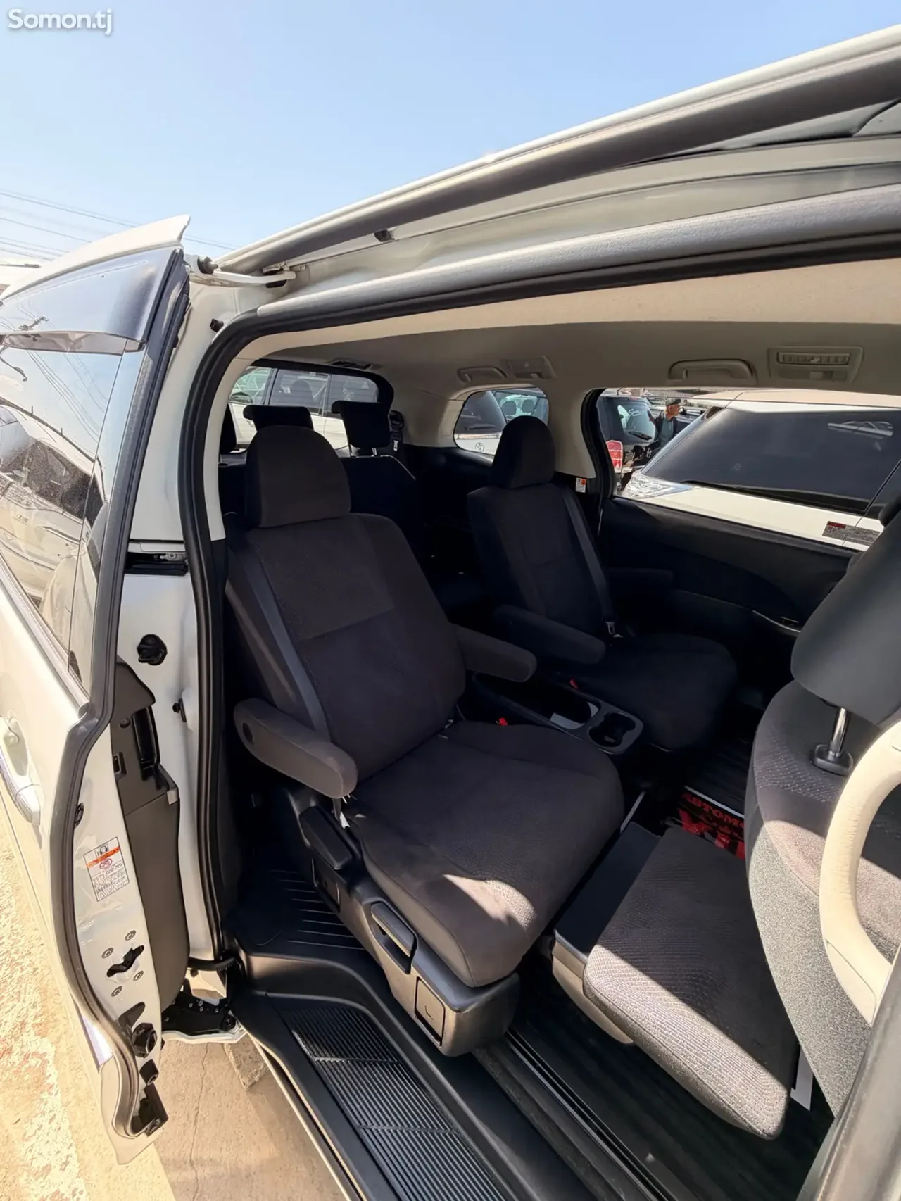 Toyota Estima 2014 · 2.4 AT