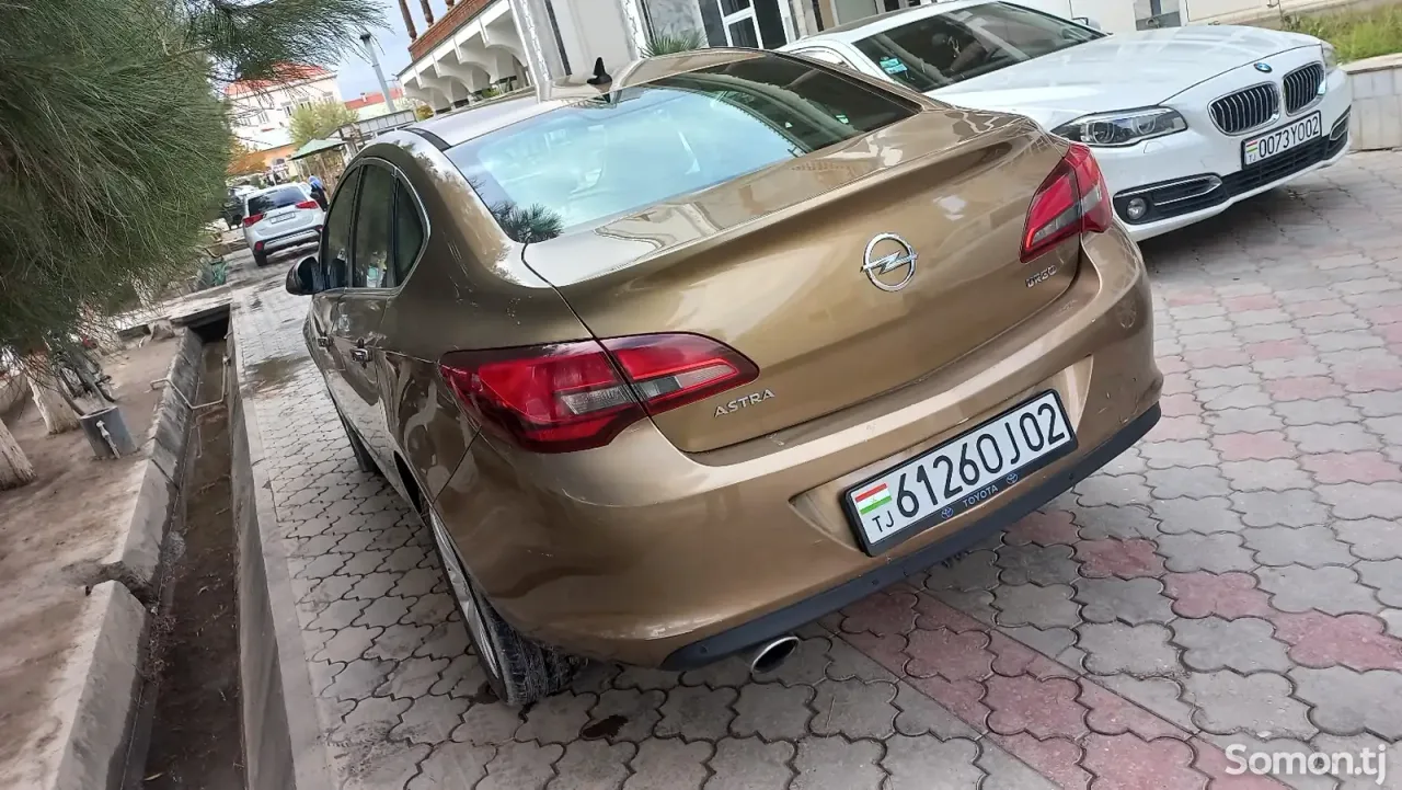 Opel Astra J 2013 · 1.4 AT
