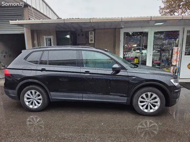 Volkswagen Tiguan 2018 · 2.0 AT
