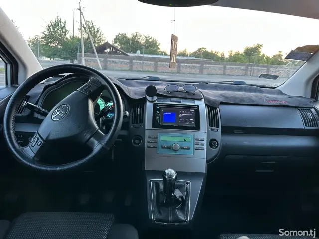Toyota Corolla Verso 2007 · 2.2 MT