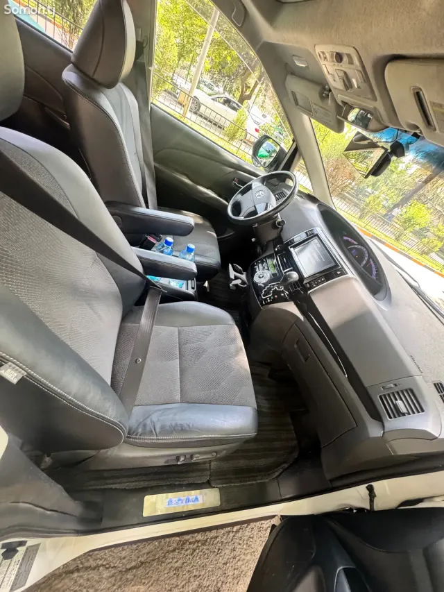 Toyota Estima 2014 · 2.4 AT