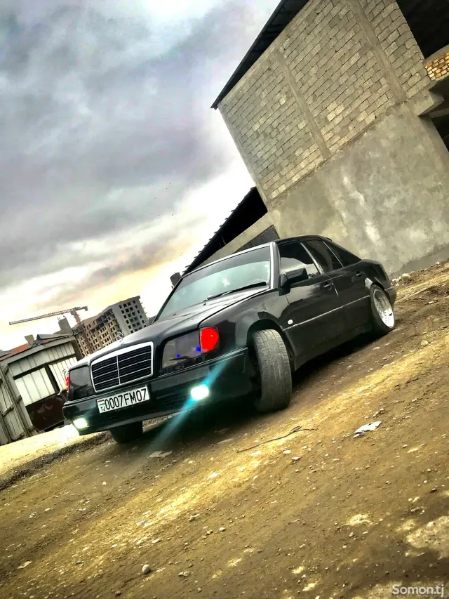 Mercedes-Benz W124 1990 · 2.0 AT