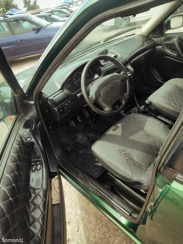 Opel Astra F 1998 · 1.6 MT
