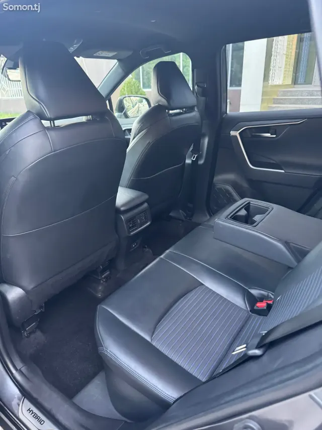 Toyota RAV 4 2020 · 2.5 AT