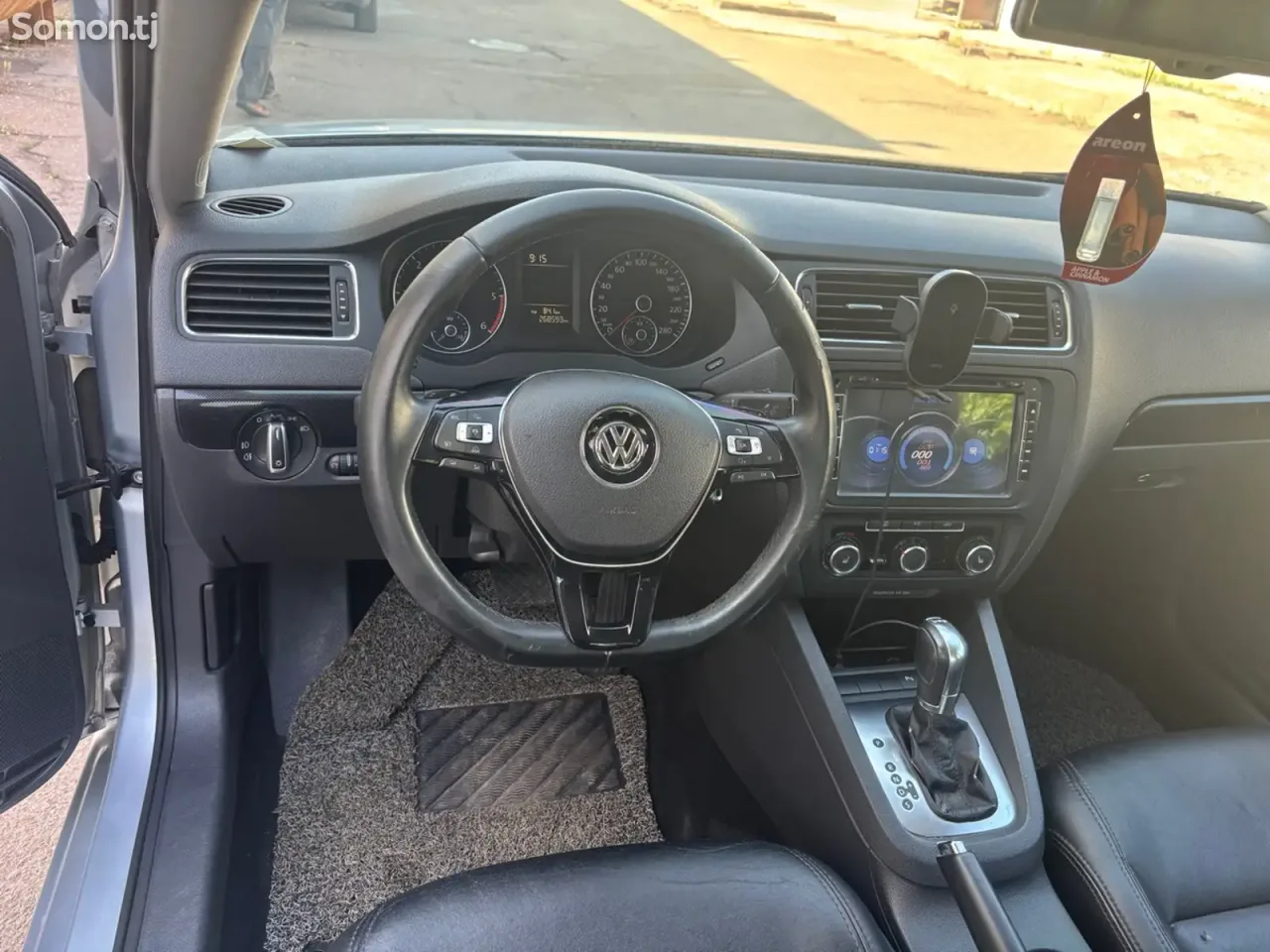 Volkswagen Jetta 2012 · 1.6 AT