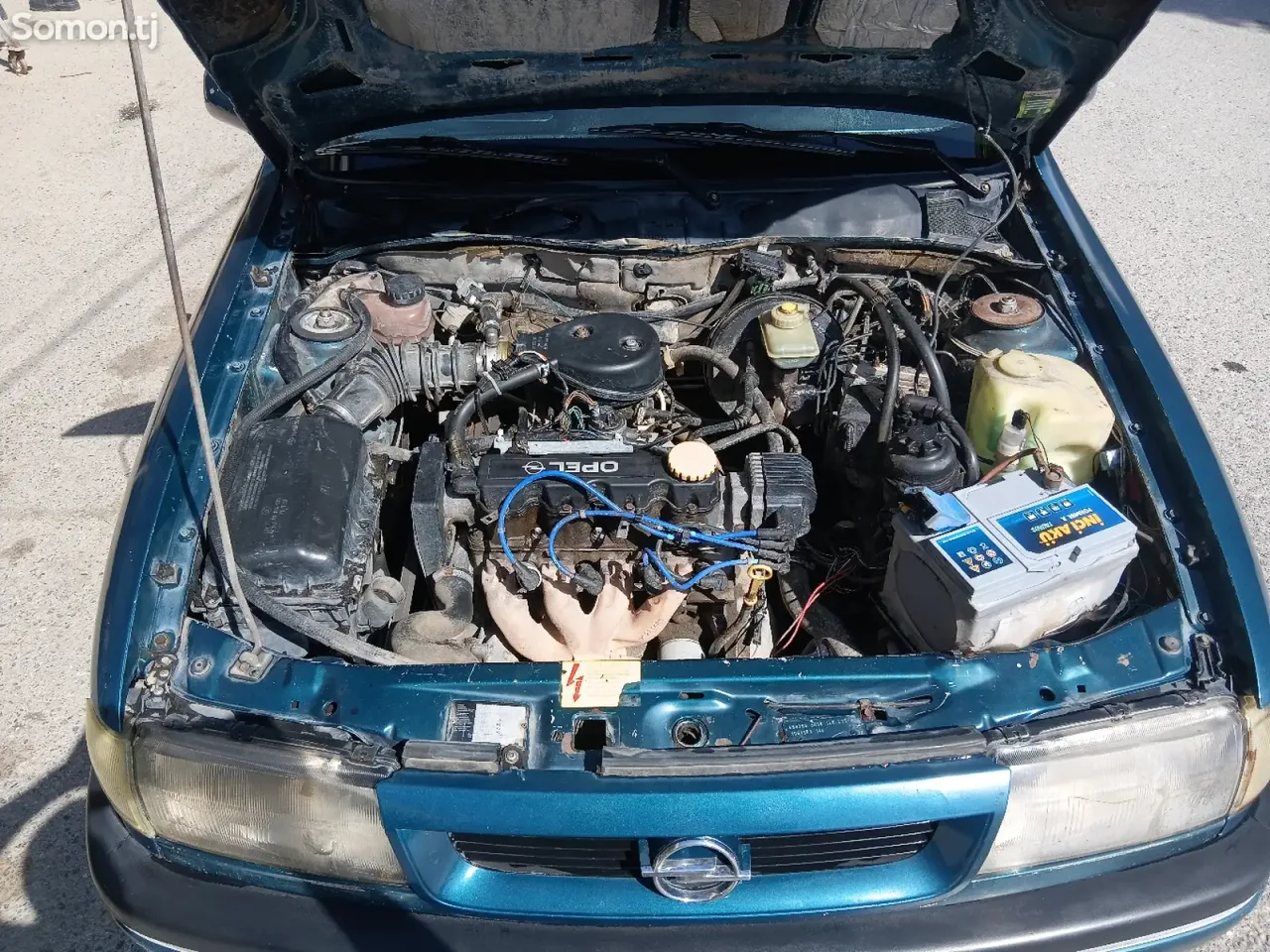Opel Vectra A 1994 · 1.6 MT