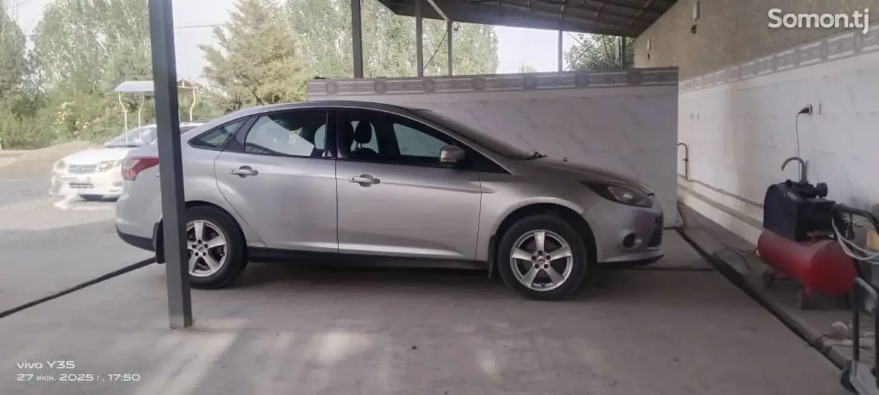 Ford Focus 2012 · 1.6 AT