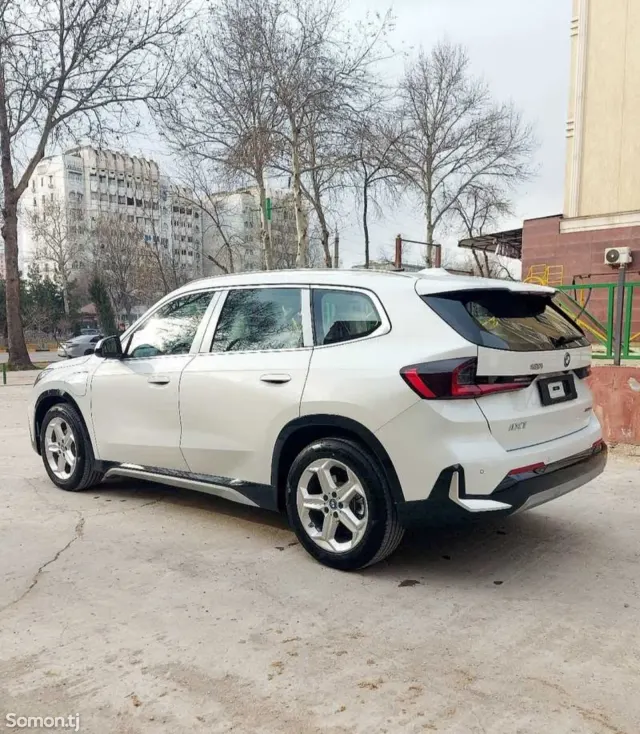 BMW iX 2025 · AT