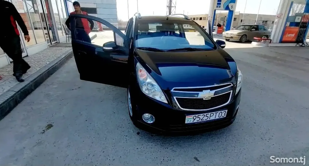 Chevrolet Spark 2011 · 1.0 AT