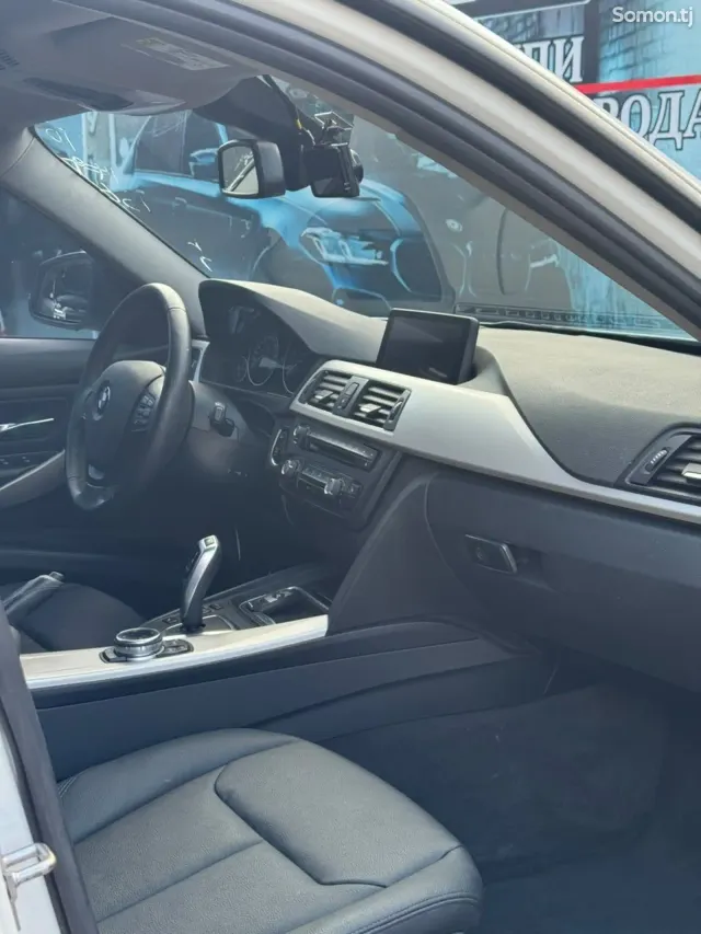 BMW 3 series 2016 · 2.0 AT