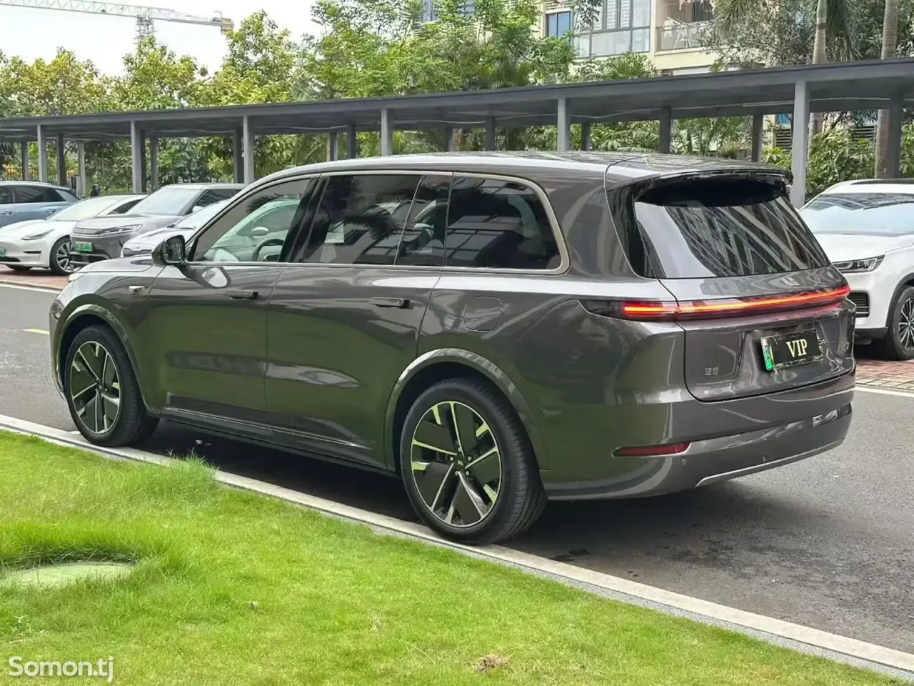 Li Auto (Lixiang) L9 2025 · AT